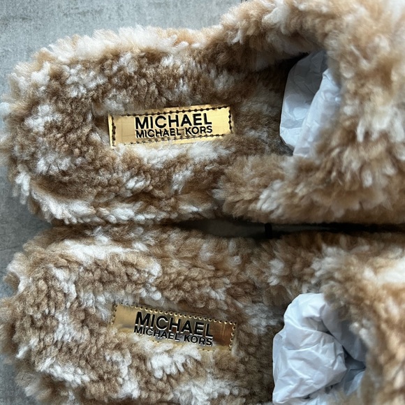Brand new Michael Kors Alexis Closed Toe. Jacquard Faux Sherpa Slippers 7M/Camel - Picture 7 of 7